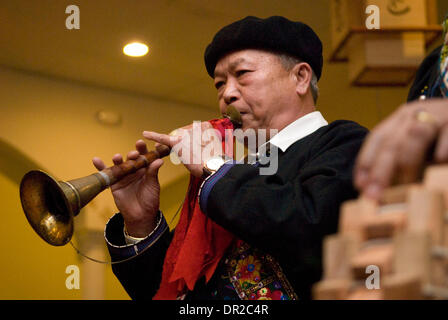 23. Januar 2009 führt - Sacramento, CA, USA - FOU SAECHAO auf einem Iu Mien Instrument, das neue Jahr während der Iu Mien Neujahrsfeier im Majestic vietnamesische Restaurant in Sacramento begrüßen zu dürfen. (Kredit-Bild: © Florenz Low/Sacramento Bee/ZUMA Press) Einschränkungen: * USA Boulevardpresse Rechte heraus * Stockfoto