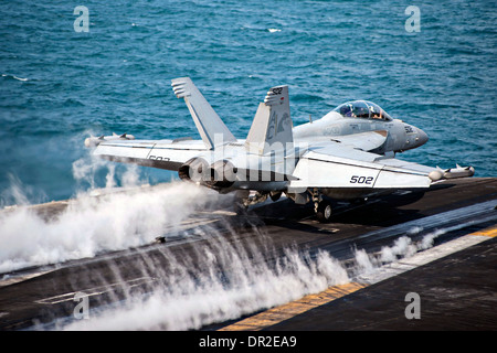 Ein Marine EA - 18G Growler EloKa-Flugzeuge startet aus dem Flugdeck der US Navy Flugzeugträger USS Harry S. Truman 15. Januar 2014 in das Arabische Meer. Stockfoto
