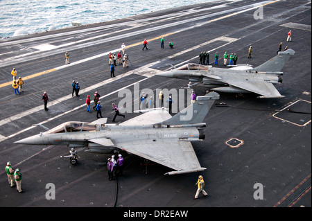 Französische Marine F1 Rafale Kampfflugzeug aus dem französischen Flugzeugträger Charles de Gaulle FS tankt an Bord der US-Marine Flugzeugträger USS Harry S. Truman 15. Januar 2014 in das Arabische Meer. Stockfoto