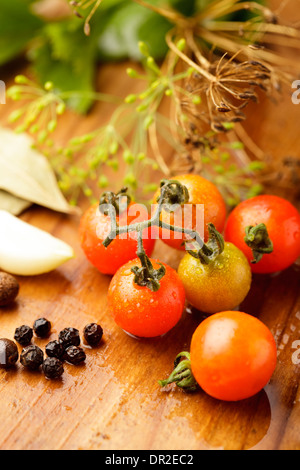 Stillleben mit Erhaltung der Tomaten auf Holztisch in der Küche Stockfoto