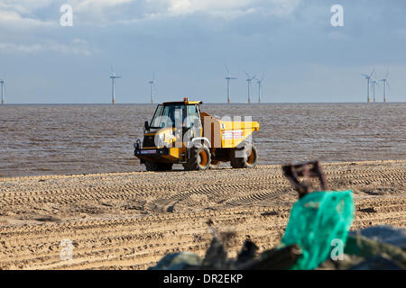 Norfolk, Großbritannien. 17. Januar 2014. Geröll angespült Norfolk Strände von der Flutwelle Dezember 2013 bei Hembsby und Scratby gelöscht wird.  Unter den mehr als 5000 Quadratfuß Müll und Riss-Up Vegetation Reste von Bungalows und Ferienhäuser während der höchsten Gezeiten in 60 Jahren, einschließlich einer Kühlschranktür, WC-Sitze und twisted Metal aus einem alten Bett zerstört. Bildnachweis: Adrian Buck/Alamy Live-Nachrichten Stockfoto