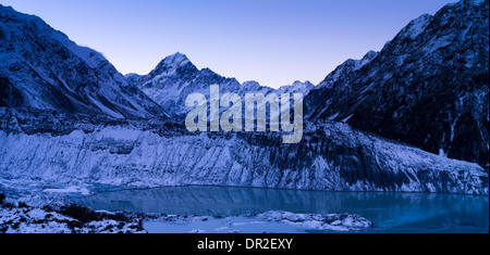 Sonnenuntergang fällt über Aoraki/Mount Cook und Mueller See von Kea Point; Aoraki/Mount Cook Nationalpark, Neuseeland. Stockfoto