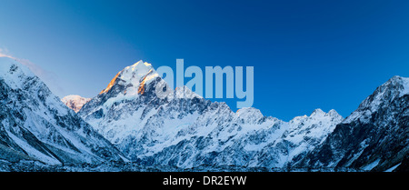 Sonnenuntergang fällt über Aoraki/Mount Cook von Kea Point; Aoraki/Mount Cook Nationalpark, Neuseeland. Stockfoto