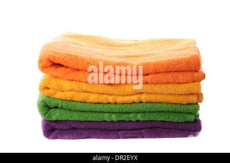 Stapel von farbenfrohe Handtücher isoliert auf weiss Stockfoto