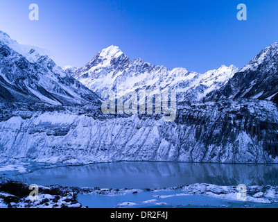 Sonnenuntergang fällt über Aoraki/Mount Cook und Mueller See von Kea Point; Aoraki/Mount Cook Nationalpark, Neuseeland. Stockfoto