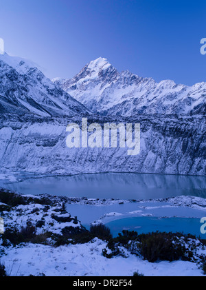 Sonnenuntergang fällt über Aoraki/Mount Cook und Mueller See von Kea Point; Aoraki/Mount Cook Nationalpark, Neuseeland. Stockfoto