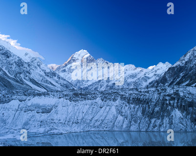 Sonnenuntergang fällt über Aoraki/Mount Cook und Mueller See von Kea Point; Aoraki/Mount Cook Nationalpark, Neuseeland. Stockfoto