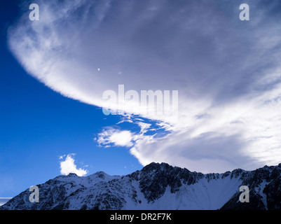 Linsenförmige Wolken bilden im Laufe des Vormittags über Aoraki/Mount Cook Nationalpark, Neuseeland. Stockfoto