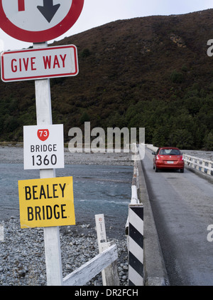 Einer der New Zealand die viele einspurige Brücken mit einer Kreuzung Auto, diesein den Waimakariri River, in der Nähe von Arthurs Pass. Stockfoto