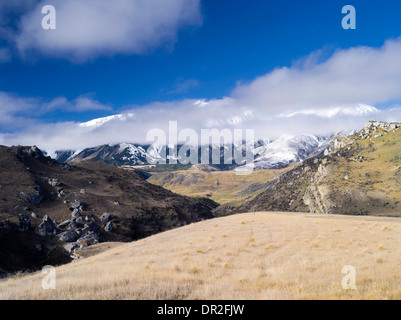 Blick von der Höhle Stream Aussichtspunkt in Richtung Bereich Torlesse entlang Highway 73, Neuseeland. Stockfoto