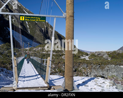 Zwei asiatische Männer gehen über die Hängebrücke Hooker Bluff auf ihrem Weg nach oben das Hooker Valley Track, Aoraki/Mount Cook National P Stockfoto