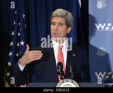 Washington DC, stark in Amerika im Außenministerium in Washington DC. 17. Januar 2014. US-Außenminister John Kerry spricht bei einer Veranstaltung über 100.000 stark in Amerika im Außenministerium in Washington, D.C., 17. Januar 2014. John Kerry startete am Freitag die 100.000 stark in den Americas Innovationsfonds, die zu fördern, zu erweitern und unterstützen Study abroad Programme zwischen den Vereinigten Staaten und den Ländern Lateinamerikas und der Karibik. Bildnachweis: Yin Bogu/Xinhua/Alamy Live-Nachrichten Stockfoto