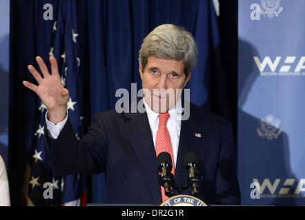 Washington DC, stark in Amerika im Außenministerium in Washington DC. 17. Januar 2014. US-Außenminister John Kerry spricht bei einer Veranstaltung über 100.000 stark in Amerika im Außenministerium in Washington, D.C., 17. Januar 2014. John Kerry startete am Freitag die 100.000 stark in den Americas Innovationsfonds, die zu fördern, zu erweitern und unterstützen Study abroad Programme zwischen den Vereinigten Staaten und den Ländern Lateinamerikas und der Karibik. Bildnachweis: Yin Bogu/Xinhua/Alamy Live-Nachrichten Stockfoto