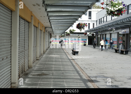 Straße mit mehreren leeren Geschäften in Dumbarton. Das Einkaufszentrum namens der Artizan hat mehrere geschlossene Geschäfte. Stockfoto