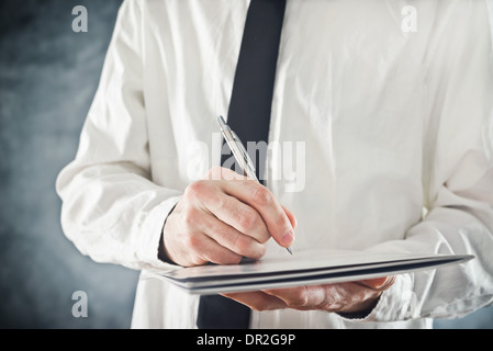 Geschäftsmann, Notizen schreiben oder unterschreiben. Schließen Sie herauf Bild mit Tiefenschärfe. Geschäftslage. Stockfoto