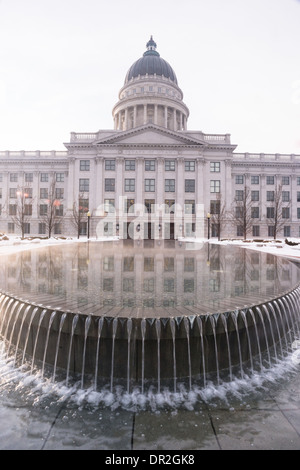 Ein Brunnen läuft 24/7 auf dem Gelände Utahs Landeshauptstadt Stockfoto