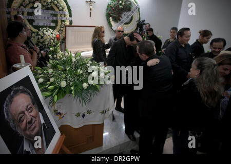 Mexico City, Mexiko. 17. Januar 2014. Menschen reagieren während der Wake-Zeremonie für den ehemaligen Präsidenten des World Boxing Council, Jose Sulaiman, in der Panteon Frances in Mexiko-Stadt, Hauptstadt von Mexiko, am 17. Januar 2014. Bildnachweis: Alejandro Ayala/Xinhua/Alamy Live-Nachrichten Stockfoto