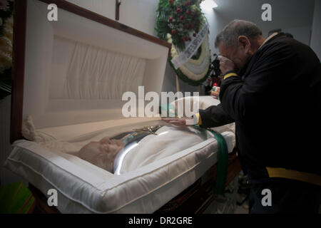 Mexico City, Mexiko. 17. Januar 2014. Eine Person trauert in Fornt des Sarges des ehemaligen Präsidenten des World Boxing Council, Jose Sulaiman, während sein Gefolge Zeremonie, in der Panteon Frances in Mexiko-Stadt, Hauptstadt von Mexiko, am 17. Januar 2014. Bildnachweis: Alejandro Ayala/Xinhua/Alamy Live-Nachrichten Stockfoto