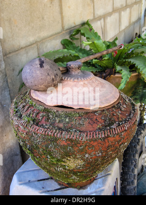 Tontopf auf Trinkwasser, Lanna-Stil Stockfoto