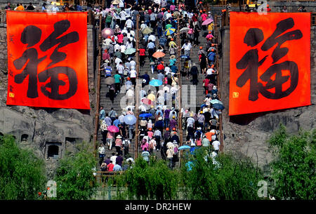 Zhengzhou. 18. Januar 2014. Foto aufgenommen am 20. Mai 2012 zeigt Besucher ein beten in Longmen Grotten in Luoyang, Henan Provinz Zentral-China. Das chinesische Schriftzeichen "Fu", was "Glück" bedeutet, ist überall in China während des Frühlingsfestes üblich. Es ist beliebt für seine günstigen Bedeutung, auch als "Glück", das die Chinesen glauben wird Ihnen Segen im kommenden neuen Jahr interpretiert werden können. © Wang Song/Xinhua/Alamy Live-Nachrichten Stockfoto