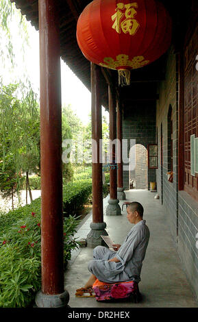 Zhengzhou. 18. Januar 2014. Foto aufgenommen am 16. August 2005 zeigt einen Mönch Lection in einem Gang eines Tempels in Zentral-China Provinz Henan Yanshi Stadt lesen. Das chinesische Schriftzeichen "Fu", was "Glück" bedeutet, ist überall in China während des Frühlingsfestes üblich. Es ist beliebt für seine günstigen Bedeutung, auch als "Glück", das die Chinesen glauben wird Ihnen Segen im kommenden neuen Jahr interpretiert werden können. © Wang Song/Xinhua/Alamy Live-Nachrichten Stockfoto