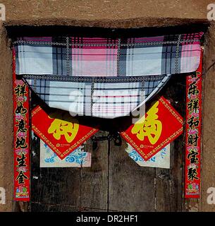 Zhengzhou. 18. Januar 2014. Foto aufgenommen am 11. Juni 2012 zeigt die chinesische Schriftzeichen "Fu" an der Tür eines Einfamilienhauses in Shanxian County, Zentral-China Henan Provinz. Das chinesische Schriftzeichen "Fu", was "Glück" bedeutet, ist überall in China während des Frühlingsfestes üblich. Es ist beliebt für seine günstigen Bedeutung, auch als "Glück", das die Chinesen glauben wird Ihnen Segen im kommenden neuen Jahr interpretiert werden können. © Wang Song/Xinhua/Alamy Live-Nachrichten Stockfoto
