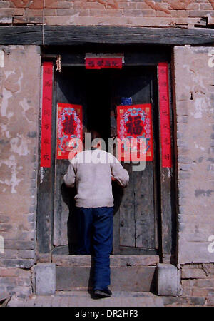 Zhengzhou. 18. Januar 2014. Foto aufgenommen am 12. April 2012 zeigt einen Dorfbewohner, schieben die Tür ihres Hauses in der Songxian Grafschaft von Zentral-China Henan Provinz. Das chinesische Schriftzeichen "Fu", was "Glück" bedeutet, ist überall in China während des Frühlingsfestes üblich. Es ist beliebt für seine günstigen Bedeutung, auch als "Glück", das die Chinesen glauben wird Ihnen Segen im kommenden neuen Jahr interpretiert werden können. © Wang Song/Xinhua/Alamy Live-Nachrichten Stockfoto