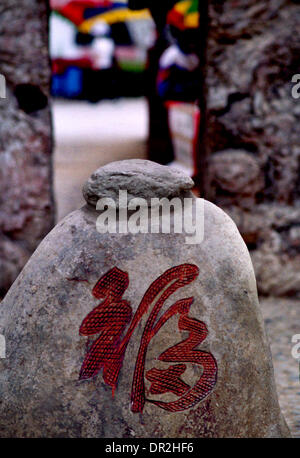 Zhengzhou. 18. Januar 2014. Foto aufgenommen am 23. Mai 2002 zeigt eine Stele mit chinesischen Schriftzeichen "Fu" drauf in einer Landschaft vor Ort in der Provinz Süd-China Hainan. Das chinesische Schriftzeichen "Fu", was "Glück" bedeutet, ist überall in China während des Frühlingsfestes üblich. Es ist beliebt für seine günstigen Bedeutung, auch als "Glück", das die Chinesen glauben wird Ihnen Segen im kommenden neuen Jahr interpretiert werden können. © Wang Song/Xinhua/Alamy Live-Nachrichten Stockfoto
