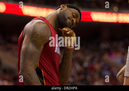 17. Januar 2014: Miami Heat small forward LeBron James (6) behebt den Hals während der NBA-Spiel zwischen den Miami Heat und die Philadelphia 76ers im Wells Fargo Center in Philadelphia, Pennsylvania. Die Wärme gewinnen 101-86. Christopher Szagola/Cal-Sport-Medien Stockfoto