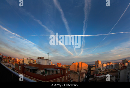 Chemtrails und Kondensstreifen am Himmel Palma De Mallorca, Spanien gesehen. Stockfoto