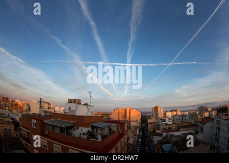 Chemtrails und Kondensstreifen am Himmel Palma De Mallorca, Spanien gesehen. Stockfoto