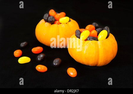 Mini-Kürbisse mit Halloween Geleebohnen gefüllt Stockfoto