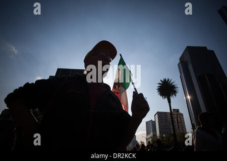 Mexico City, Mexiko. 17. Januar 2014. Ein Demonstrator beteiligt sich an einer Demonstration gegen die Bildungsreform in Mexiko-Stadt, Hauptstadt von Mexiko, am 17. Januar 2014. Bildnachweis: Pedro Mera/Xinhua/Alamy Live-Nachrichten Stockfoto