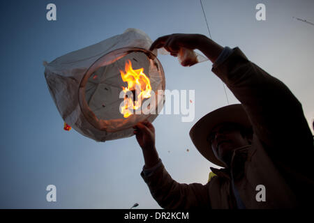 Mexico City, Mexiko. 17. Januar 2014. Ein Demonstrator leuchtet einen Cantoya Ballon während einer Demonstration gegen die Bildungsreform in Mexiko-Stadt, Hauptstadt von Mexiko, am 17. Januar 2014. Bildnachweis: Pedro Mera/Xinhua/Alamy Live-Nachrichten Stockfoto