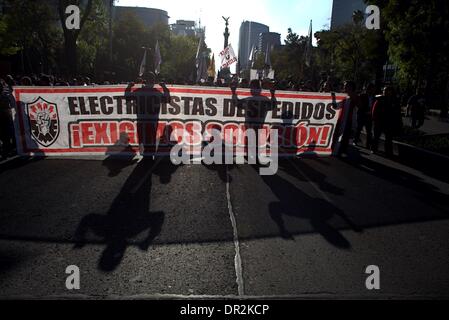 Mexico City, Mexiko. 17. Januar 2014. Demonstranten halten Banner während eines Marsches gegen die Bildungsreform in Mexiko-Stadt, Hauptstadt von Mexiko, am 17. Januar 2014. Bildnachweis: Guillermo Arias/Xinhua/Alamy Live-Nachrichten Stockfoto