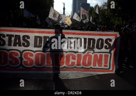 Mexico City, Mexiko. 17. Januar 2014. Demonstranten halten Banner während eines Marsches gegen die Bildungsreform in Mexiko-Stadt, Hauptstadt von Mexiko, am 17. Januar 2014. Bildnachweis: Guillermo Arias/Xinhua/Alamy Live-Nachrichten Stockfoto