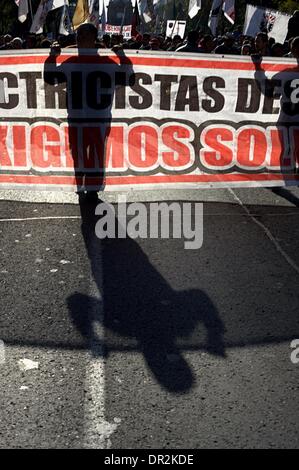 Mexico City, Mexiko. 17. Januar 2014. Demonstranten halten Banner während eines Marsches gegen die Bildungsreform in Mexiko-Stadt, Hauptstadt von Mexiko, am 17. Januar 2014. Bildnachweis: Guillermo Arias/Xinhua/Alamy Live-Nachrichten Stockfoto