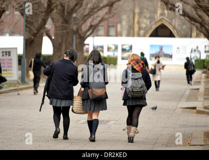 Tokio, Japan. 18. Januar 2014. Japaner testen Prüflinge machen ihren Weg ins zugewiesene Klassenzimmer für den einheitlichen Test für Hochschulzulassung auf dem Hongo-Campus der Universität Tokio auf Samstag, 18. Januar 2014. Schülerinnen und Schüler und jene, die eine Universität wechseln möchten müssen die Prüfung bekannt als das nationale Zentrum Test durchgeführt an zwei Tagen jedes Jahr im Januar nehmen. Mehr als 560.000 Prüflinge sollen den Test an 693 Standorten landesweit in diesem Jahr statt. © Natsuki Sakai/AFLO/Alamy Live-Nachrichten Stockfoto