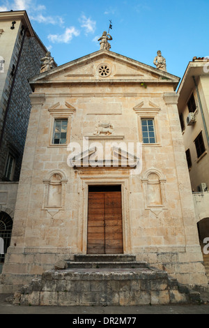 Kleine alte katholische Kirche in der Stadt Perast, Montenegro Stockfoto