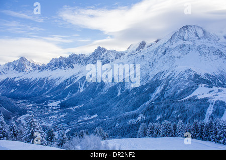 Nach unten das Tal von Chamonix Les Houches im Schnee Stockfoto