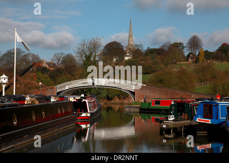 Die Brücke am Eingang der Marina am Grand Union Canal und der Turm der Allerheiligen Kirche, Braunston, Northants Stockfoto