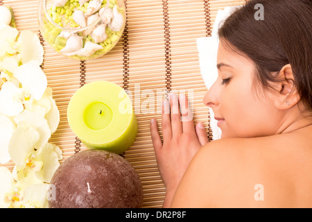 Eine junge schöne Frau Entspannung in einem Spa (Wellness-Konzept) Stockfoto