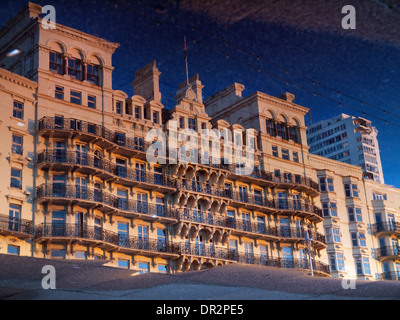 Die Fassade des Grand Hotel in Brighton, in einer Pfütze wider. Stockfoto