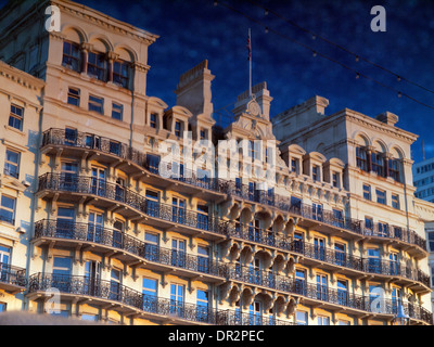 Die Fassade des Grand Hotel in Brighton, in einer Pfütze wider. Stockfoto