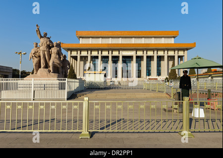 Wache und heroischen Skulpturen vor der Mausoleum von Mao Zedong. Peking, China. Stockfoto