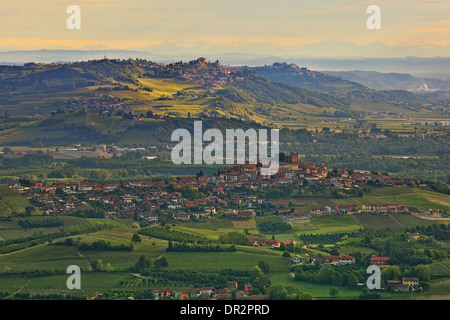 Dörfer auf grünen Hügeln und Weinbergen der Langhe in der früh im Frühling in Piemont, Italien (Ansicht von oben). Stockfoto