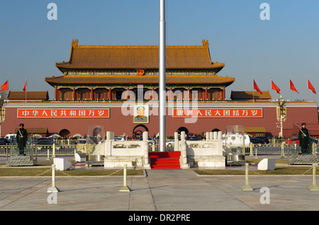Die Flagge Podium vor Tor des himmlischen Friedens am Platz des himmlischen Friedens. Peking, China Stockfoto