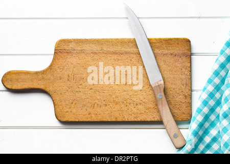 Draufsicht auf Schneidebrett mit Messer auf weißer Holztisch Stockfoto