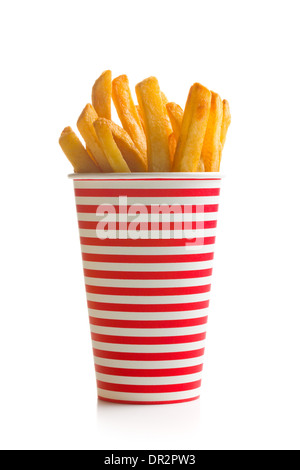 Pommes frites im gestreiften Cup auf weißem Hintergrund Stockfoto