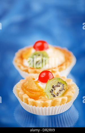 Obst-Flan mit Kiwi Frucht Pfirsiche und Kirschen Stockfoto